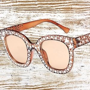 Fashion tan colored sunglasses 👓 with star studded design.